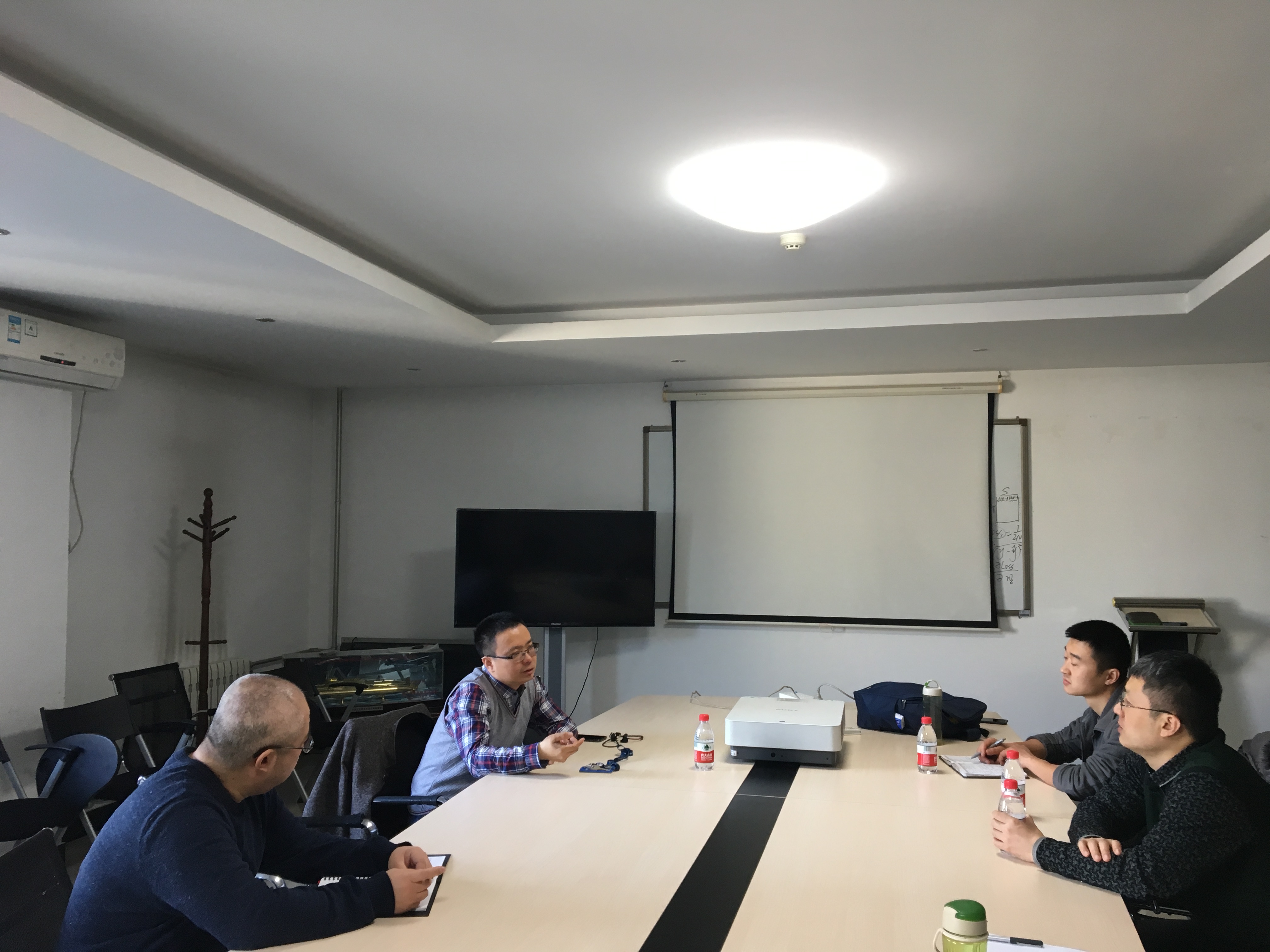 业务保障     在国家海洋环境预报中心调研期间,数值预报室邢建勇副